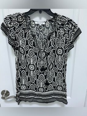 Rose & Olive Black and White Printed Short Sleeve Blouse, Size Large